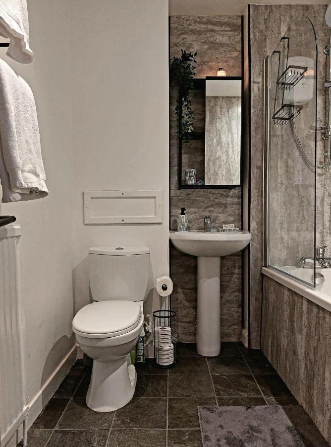 Modern & Bright, G/F, 1Br Apt. Real Hidden Gem Apartamento Hamilton Exterior foto